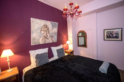 a bedroom with a bed and a painting on the wall at Peter 7 in Görlitz