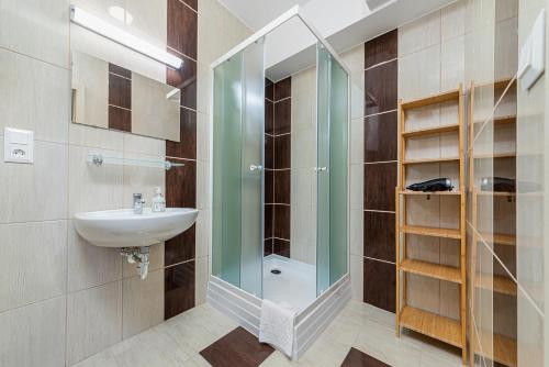 A bathroom at Hérics Apartman