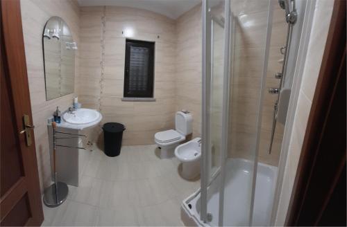 W łazience znajduje się toaleta, umywalka i prysznic. w obiekcie Solar do Madala w mieście Seixo da Beira