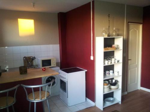 - une petite cuisine avec un comptoir et un comptoir dans l'établissement Studio near Paris Métro Robespierre, à Bagnolet
