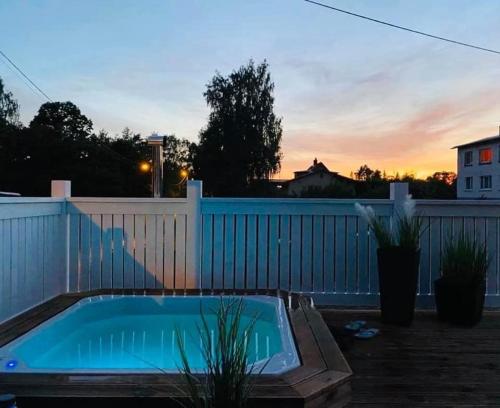 een hot tub in een achtertuin met een hek bij Villa Alexandra in Otepää