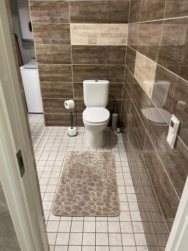 a bathroom with a toilet and a tiled floor at Villa Alexandra in Otepää