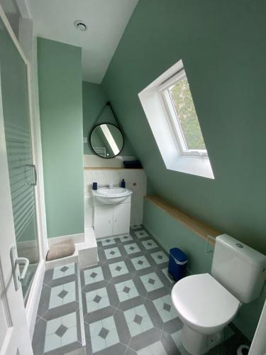 une salle de bain avec toilettes, lavabo et fenêtre dans l'établissement Domaine de Montloue - Relais Bien-être, à Mellac