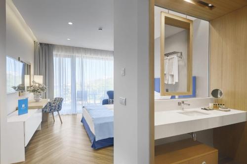 Ένα ή περισσότερα κρεβάτια σε δωμάτιο στο Viva Mare Beach Hotel by Santa Marina