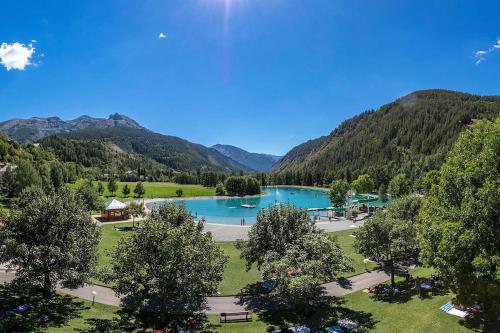 En udsigt til poolen hos Chalet Le Blij / Centre Station La Foux eller i nærheden