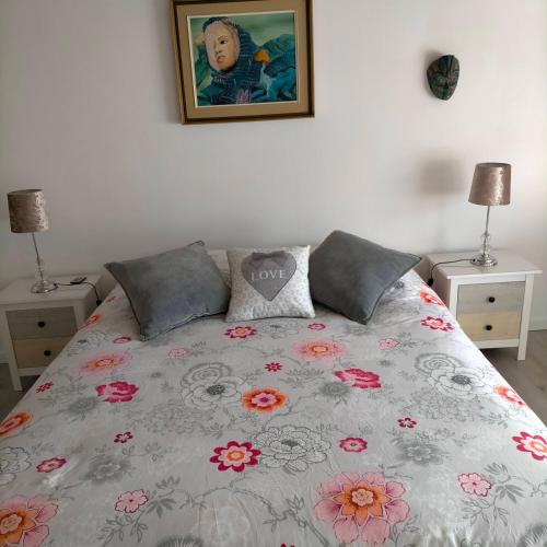 Una cama o camas en una habitación de Alaric Lodge: gîte champêtre avec parking privé.