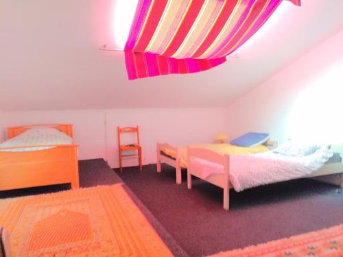 1 dormitorio con 2 camas y mesa en Gîtes de Revirand en Sarras