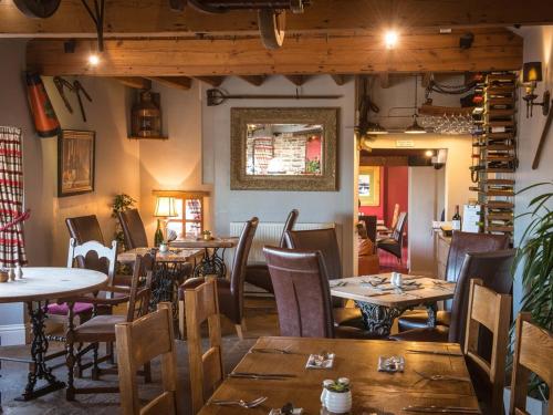 - un restaurant avec des tables et des chaises dans une salle dans l'établissement The Blackamoor Inn, à Ripon