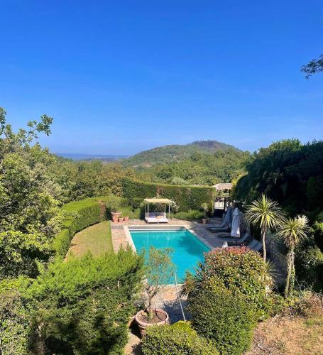 une vue aérienne d'une piscine dans un jardin dans l'établissement Le Mouron Rouge, à La Garde-Freinet