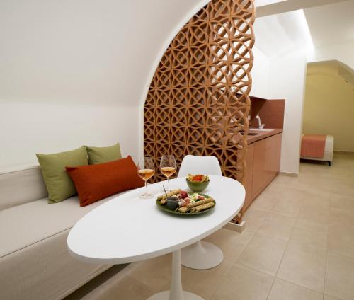 un soggiorno con tavolo bianco e divano di Central Grinn-in the heart of Rhodes,new&stylish! a Città di Rodi