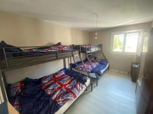 deux lits superposés dans une chambre avec fenêtre dans l'établissement Appartement T3 à la Seyne sur mer, à La Seyne-sur-Mer