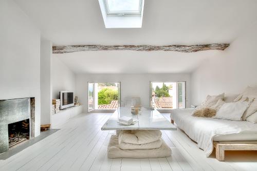 Le Cocon en plein centre du village médiéval de Mougins vue mer