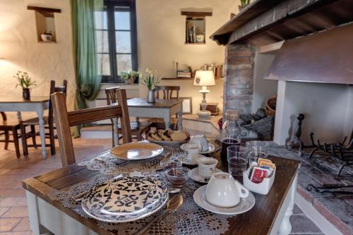 a dining room with a table and a fireplace at Le Terre Di Isa in Magione