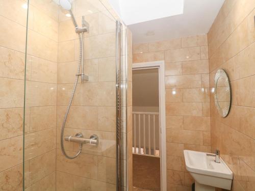 une salle de bain avec douche et lavabo dans l'établissement Chestnut Cottage, à Sheffield
