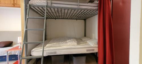 Ce lit superposé se trouve dans une petite chambre dotée de lits superposés. dans l'établissement Appartement de montagne, à Esquièze - Sère