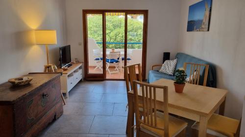 TV a/nebo společenská místnost v ubytování Apartamento familiar con piscina y wifi