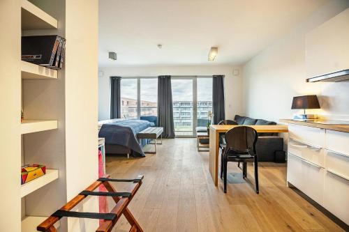 een klein appartement met een bureau en een slaapkamer bij Weserloft 16 in Bremen