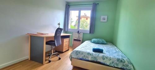 a bedroom with a desk and a bed and a desk and a chair at Pom'Verte-près du centre-ville et du lac -parking gratuit in Annecy