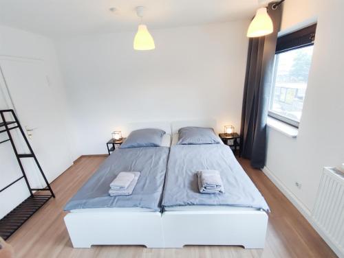 a bedroom with a bed with two towels on it at ALFA Stuttgart City 4ZW Beste City Lage Berliner Platz max 8 Personen Netflix Küche WM l 4BR 7 Beds 8 people l Fully equipped Kitchen & Bathroom in Stuttgart