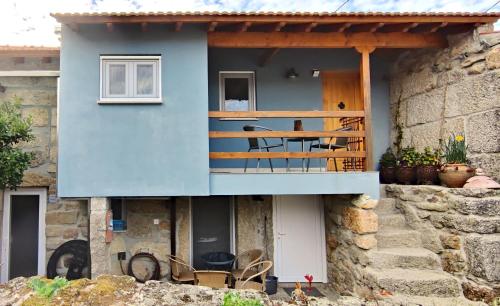 Cette maison dispose d'une terrasse et d'un balcon. dans l'établissement Casa Rural d 'Avó - sossego do campo - 5 adultos, à Alhais