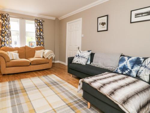 ein Wohnzimmer mit 2 Sofas und einem Sofa in der Unterkunft 8 Williamson Drive in Ripon