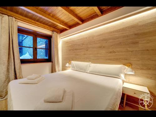 A bed or beds in a room at ARGULLS de Alma de Nieve