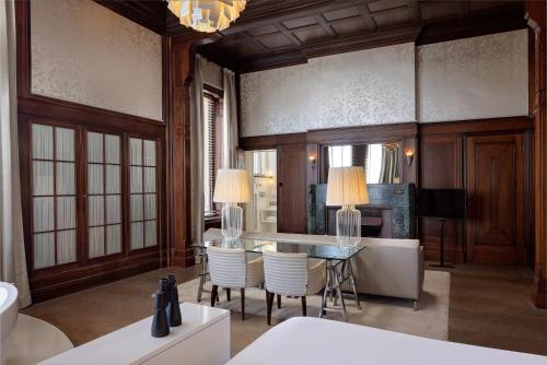 a dining room with a table and chairs at Hotel New York by WestCord in Rotterdam