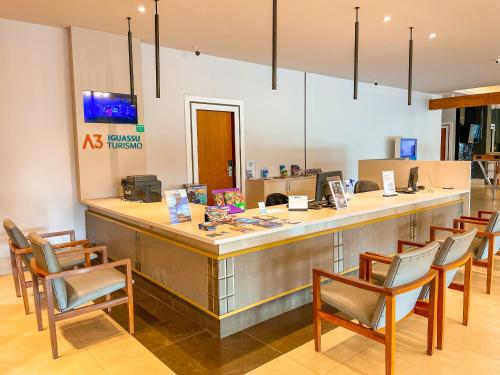 a restaurant with a counter with chairs and a counter top at Grand Carimã Resort & Convention Center in Foz do Iguaçu