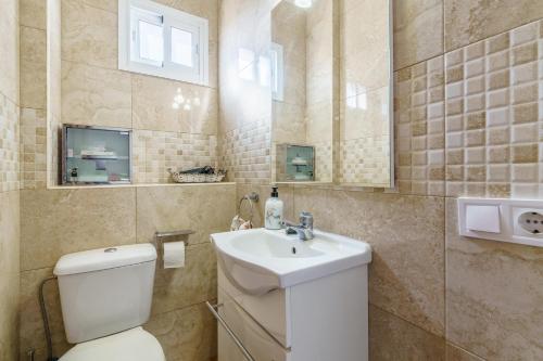 un baño con inodoro y lavabo en Apartamento Carmen, en Fuengirola