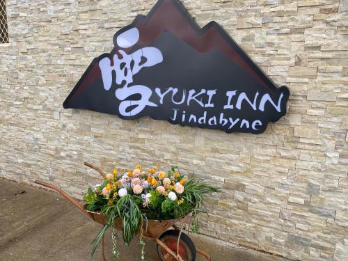 Yuki Inn Jindabyneに飾ってある許可証、賞状、看板またはその他の書類
