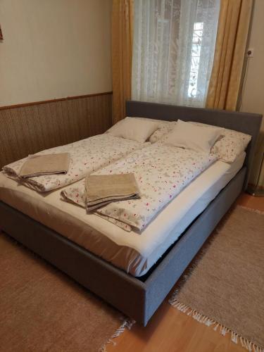 Evelin vendégház في بوغاتش: سرير مكتوب عليه كتابين في غرفة النوم