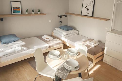 Una cama o camas en una habitación de Apart Hostel S8