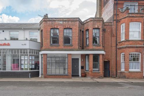 an old brick building on the corner of a street at The Picture House, Aldeburgh in Aldeburgh