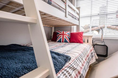a bedroom with a bed in a bunk room at The Picture House, Aldeburgh in Aldeburgh