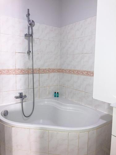 La salle de bains est pourvue d'une baignoire et d'une douche. dans l'établissement Le Campus Victoria II - Train Station & Isabey St - 75m2, à Nancy