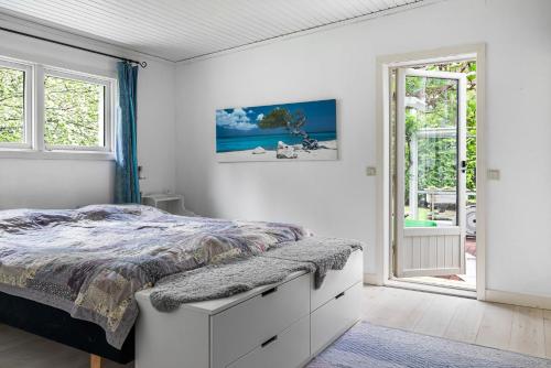 Habitación blanca con cama y ventana en Lovely house in Tranas with a wonderful location by the lake Loren en Tranås