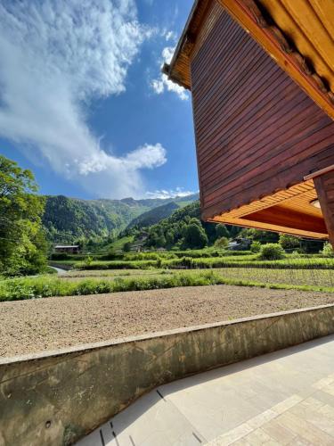 una vista desde el exterior de una casa con techo en Özer Apart, en Uzungöl