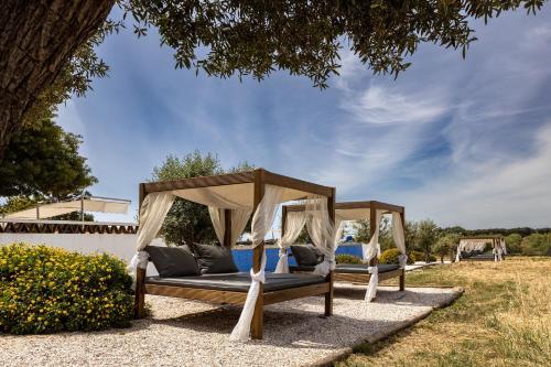 a gazebo sitting under a tree at Vila Planicie in Monsaraz