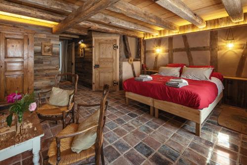 a bedroom with a bed and a table and chairs at Au Fil du Temps in Imbsheim