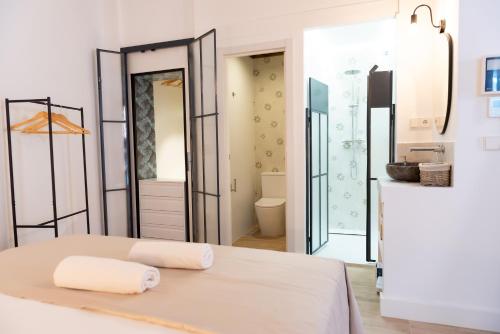 um quarto com uma cama com duas toalhas em Tourist House Alfalfa em Sevilha