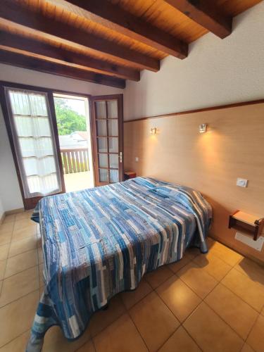 Llit o llits en una habitació de Les Rives du Lac de Léon
