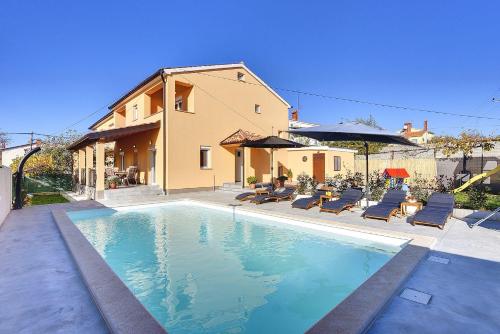 Villa mit privatem Pool, Spielplatz, WLAN, Klima, BBQ