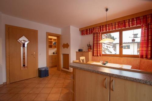 eine Küche mit einem Waschbecken und einem Fenster in der Unterkunft Ferienwohnung Schatzberg Panorama WILD445 in Oberau