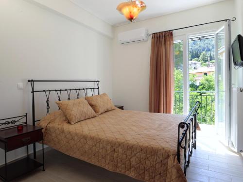 - une chambre avec un lit et un balcon dans l'établissement Gloria's House, à Kariá