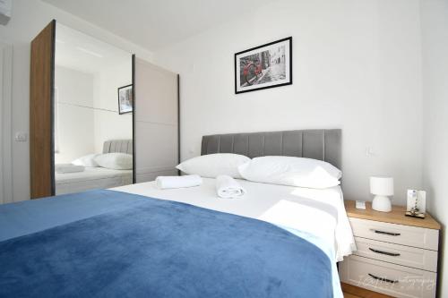 Ein Bett oder Betten in einem Zimmer der Unterkunft Apartments Lovor & Lavanda