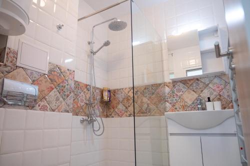 A bathroom at Sunny 1BDR Apartment near Center