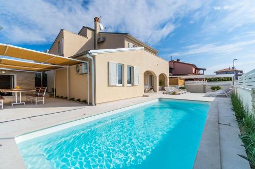 Villa mit Salzwasserpool, Billard, Tischtennis und in Strandnähe