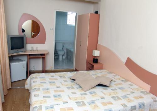 Un pat sau paturi într-o cameră la Hotel Zora