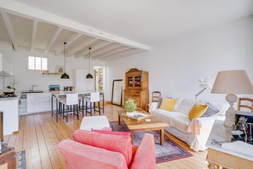 un salon avec un canapé et une table dans l'établissement LE HUGUE UP - Bel appartement en plein coeur de Bordeaux, à Bordeaux