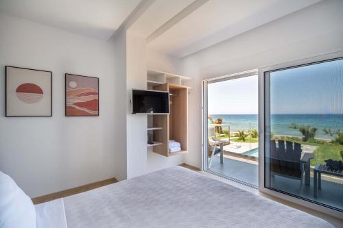 Ένα ή περισσότερα κρεβάτια σε δωμάτιο στο Isalos Seafront Villa I Sea fragrance